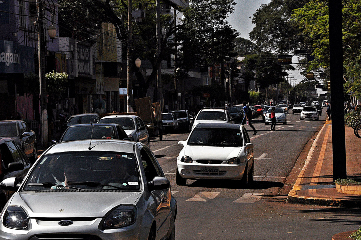 Carros e pedestres misturados na hora do 'rush'; para diretor da Agetran, atenção precisa ser maior (Foto: Luiz Radai/Dourados Agora)