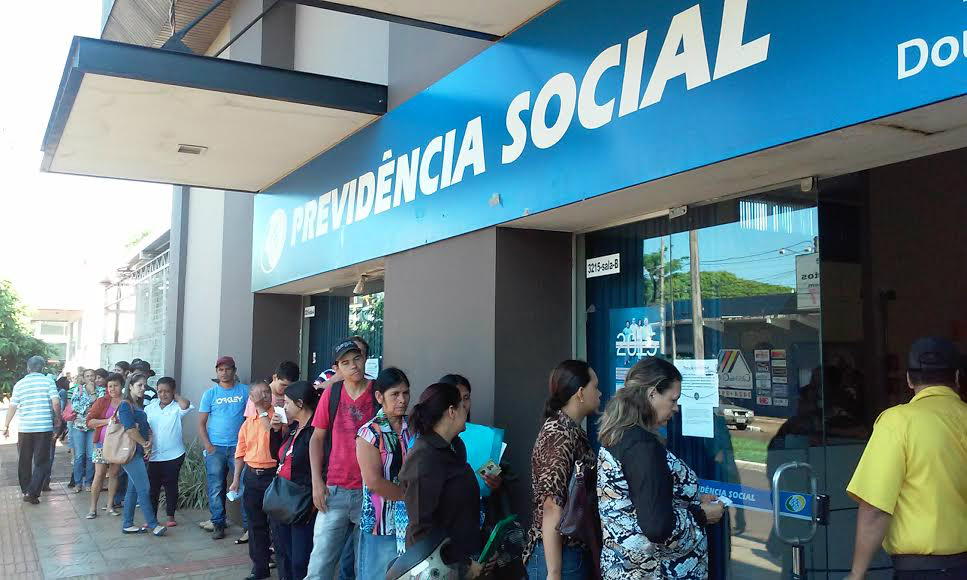 Fila no primeiro dia de atendimento após greve do INSS em Douradosfoto - Flávio Verão