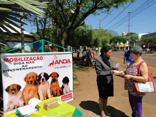 Advogada Rosalina entregou panfletos e conversou com a população que passava pela praça nesta quinta-feiraFoto: Flávio Verão