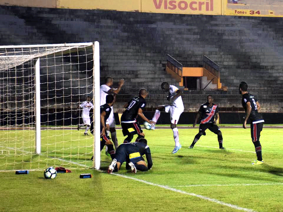  Juan fica sozinha na área para marcar o gol que classificou o Sete para segunda fase da Copa do BrasilFoto: Noé Faria