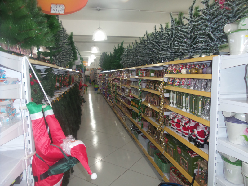 Enfeites de natal já começam a aparecer nas prateleiras das lojas em Dourados. Foto: Cido Costa