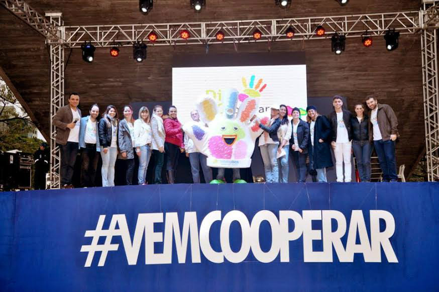 Cooperativistas fazem mutirão no Centro Olímpico da Vila Nasser