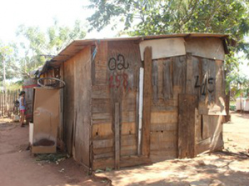 Casa de madeira e lona, onde mora família(Foto: Gabriela Pavão/ G1 MS)