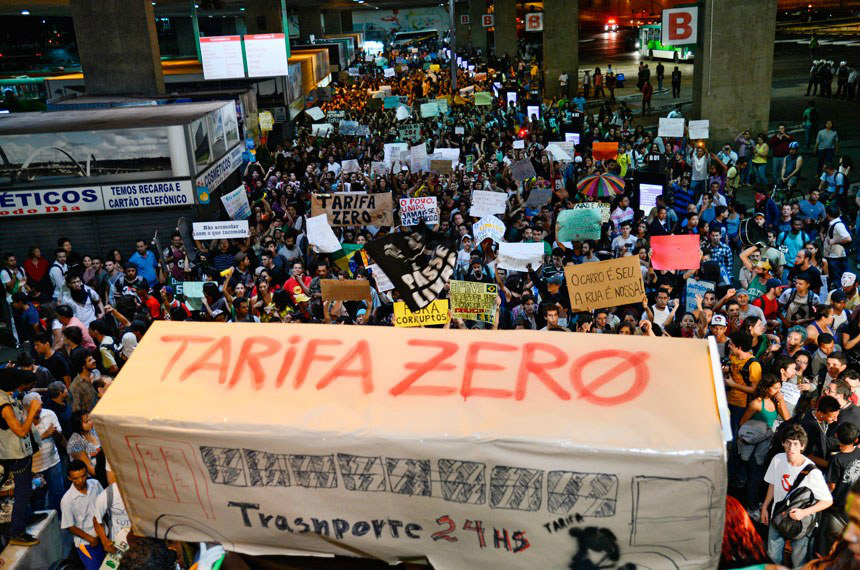 População de Brasília participa, em 2013, dos protestos nacionais que começaram como reivindicações por melhorias no transporte público e contra altas tarifas Fabio Rodrigues Pozzebom/ABr