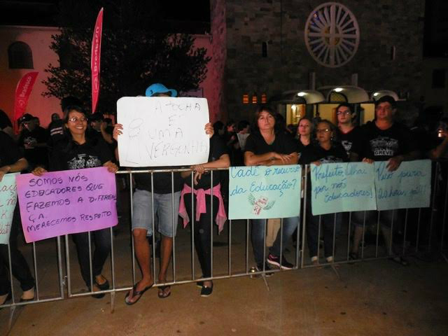 Educadores da Rede Municipal em protesto durante passagem da Tocha Olímpica em Dourados