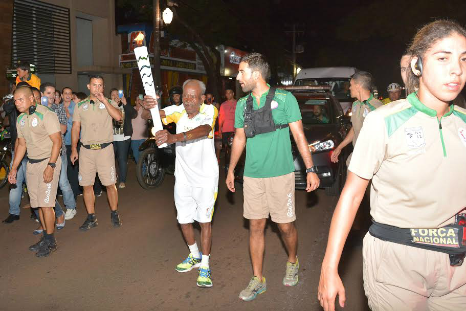 Seo Paulino, corredor de 10 São Silvestres, ontem carregou a Tocha Olímpica em Dourados.foto - Marcos Ribeiro
