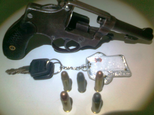 Arma, munições e chaves da moto apreendidas pela GMD. (Foto:Divulgação/GMD)