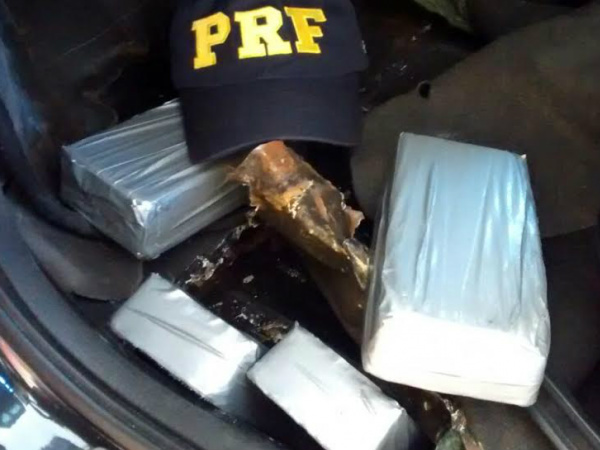 Tabletes de cocaína estavam camuflados em veículo de douradens