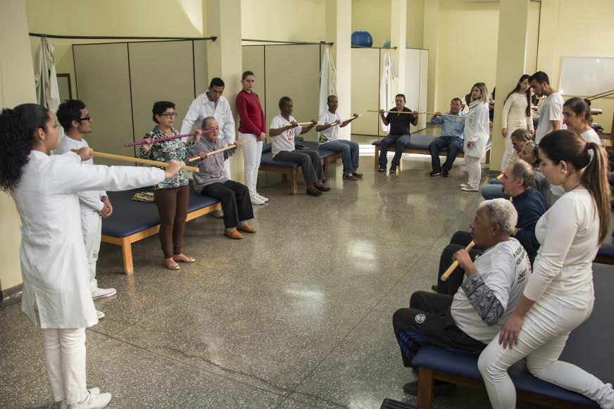 Pacientes com a Doença de Parkinson recebem atendimento gratuito na Clínica de Fisioterapia da UNIGRAN