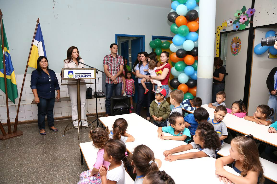 Representando a prefeita Délia Razuk, a secretária de Educação Audrey Milan recepciona crianças do Ceim Austrílio Ferreira no primeiro dia de aulaFoto: A. Frota