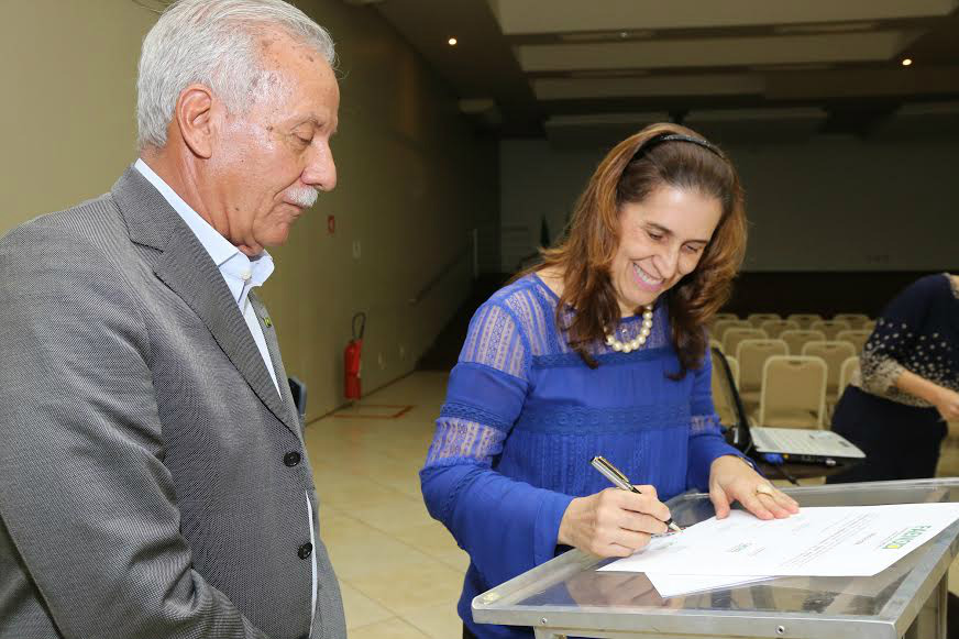  Elizabeth Salomão e Alfredo Zamlutti assinam ato de filiação da ACED à FAEMS