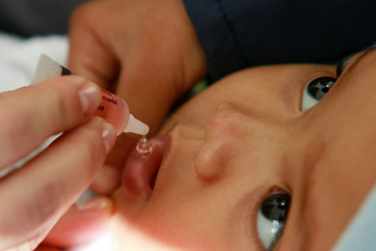 No primeiro semestre de 2015, 99% dos 7,5 milhões de jovens que receberam atenção básica de saúde estão com a vacinação em diaEBC