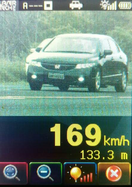 Em imagens de radares, trechos onde o limite de velocidade é entre 80 km/h e 100 km/h, carros foram multados a mais de 160 km/h.