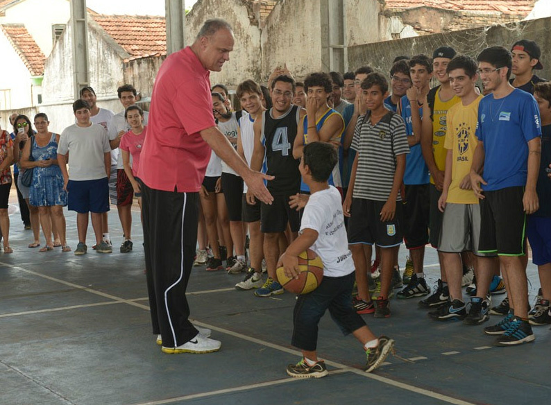 Oscar fez a alegria dos participantes do projeto 'Adote 1 Atleta' (Foto: Rhobson T. Lima / O Pantaneiro)