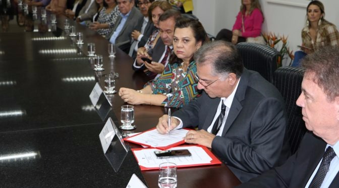 As instituições assinaram um Termo de Colaboração em uma solenidade onde o secretário de Estado de Saúde, Nelson Tavares, representou o governador Reinaldo Azambuja.