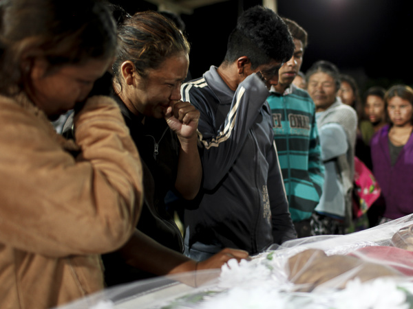 Família chora pelo filho morto em massacre