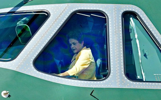 A presidente Dilma Rousseff em avião da FAB (Foto: José Cruz/ Agência Brasil)