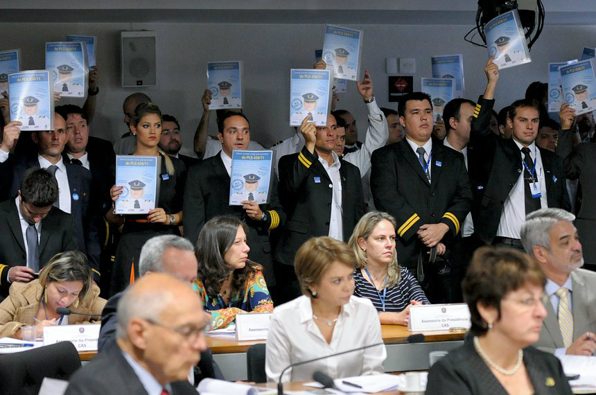 Mobilizados, os aeronautas defenderam a aprovação do projeto no dia 29 de outubro, mas não houve quorum na CAS para a votação Edilson Rodrigues/Agência Senado