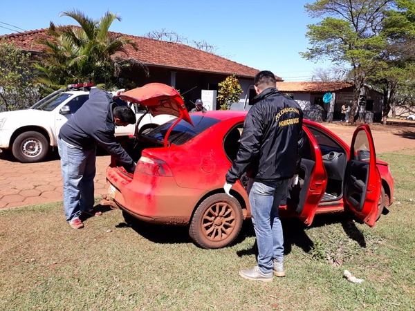 Agentes examinam carro abandonado pelos sequestradoresfoto - Porã News