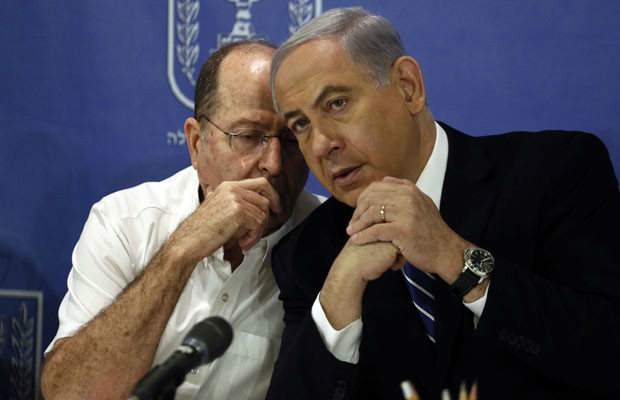 Ao lado do ministro da Defesa, Moshe Yaalon, o primeiro-ministro de Israel, Benjamin Netanyahu, afirmou que ofensiva em Gaza pode durar além de setembro. (Foto: Gali Tibbon/France Presse)