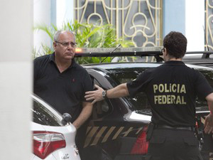 Renato Duque foi levado à sede da PF no Rio apósser preso em sua residência na Barra da Tijuca(Foto: Márcia Foletto/Agência O Globo)