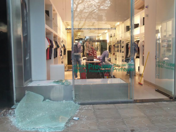 Vidraça quebrada em loja de roupas em Douradosfoto - Cido Costa/Douradosagora
