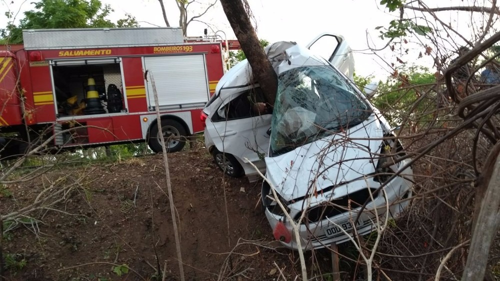 Soldado bateu com carro em árvore, em Miranda (Foto: Corpo de Bombeiros/Divulgação)