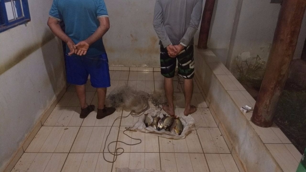 Pescadores são presos fazendo arrastão com tarrafas