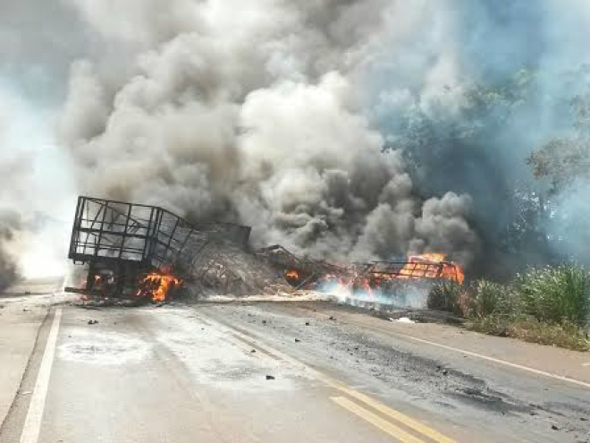 Colisão provocou a explosão de carreta e caminhão baúFotos: Cido Costa/Dourados Agora