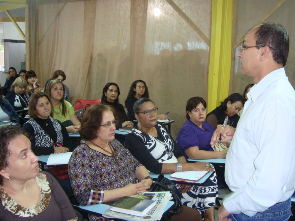 Edmilson Morais apresenta projeto aos coordenadores pedagógicos da rede municipal. foto - Cido Costa 