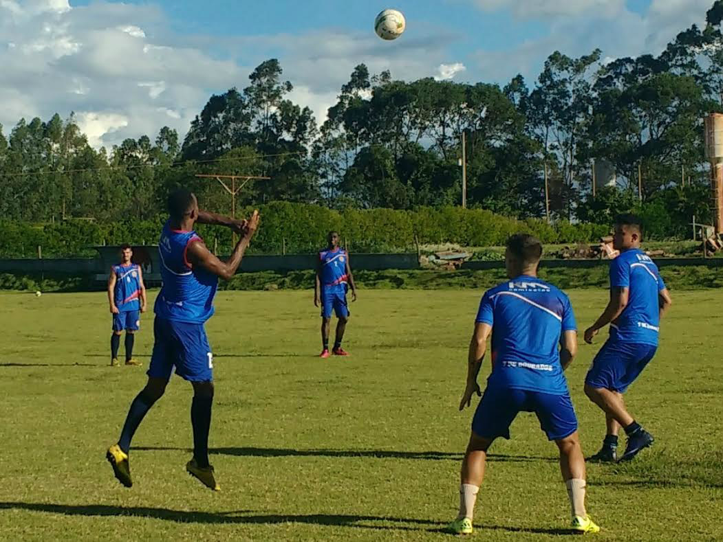 Sete trabalhou sistema defensivo no único treino antes de viajar para Recife