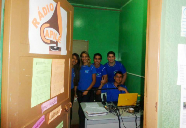 Rádio Capilé funciona num mini estúdio e a programação é feita pelos alunos com supervisão de professoresFoto: Divulgação/Capilé