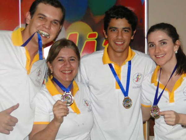 Os campeões do Torneio Amigos do Boliche (da esquerda para direita) Duhan, Solange, Rodrigo e PolianaCrédito: Divulgação