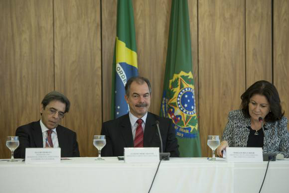 Os ministros Aloizio Mercadante, Mauro Borges e Miriam Belchior participam de reunião sobre medidas de estímulo ao setor industrial Marcelo Camargo/Agência Brasil