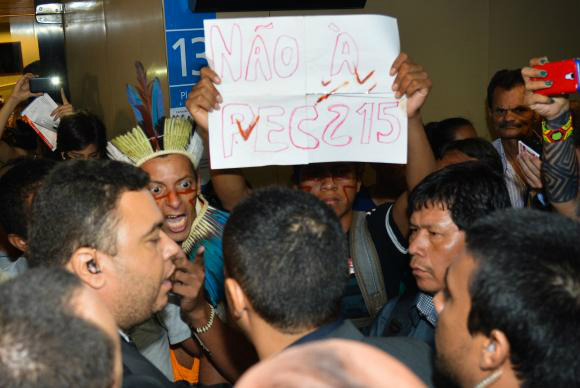 Índios fazem manifestação próximos ao plenário 14, da Câmara dos Deputados, onde acontece a reunião da comissão especial da PEC das Demarcações de Terras IndígenasFabio Rodrigues Pozzebom/Agência Brasil