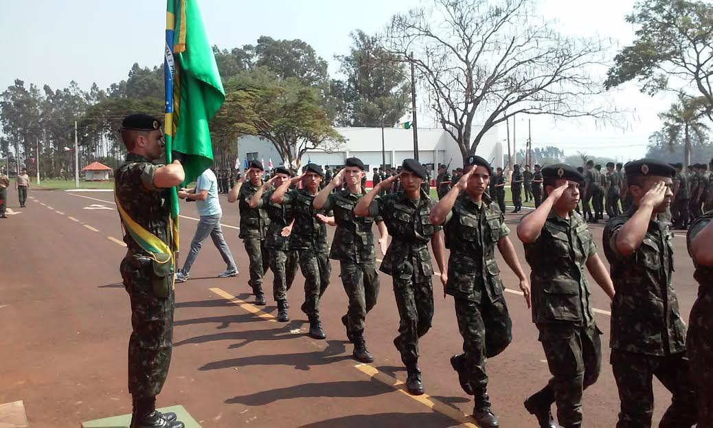 Recrutas fizeram compromisso militar perante a Bandeira NacionalFotos: Flávio Verão