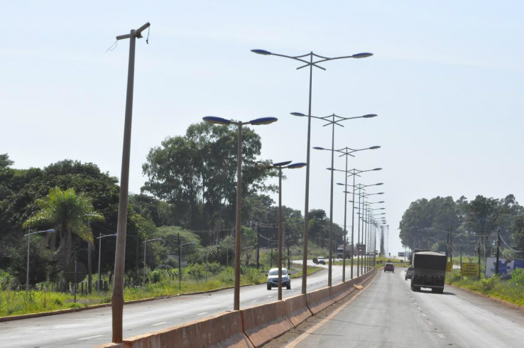 Vários trechos da Rodovia Guaicurus estão com iluminação comprometida e postes danificados  - foto: Hedio Fazan