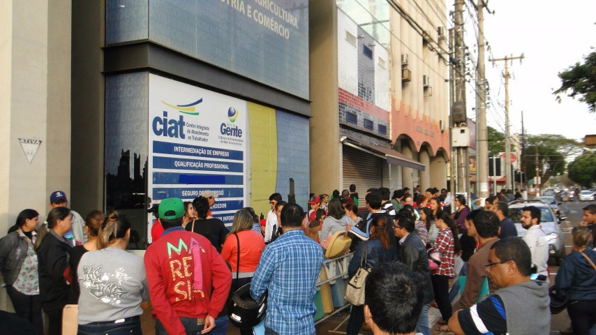 Em agosto do ano passado, trabalhadores enfrentaram fila para tentar uma vaga num hipermercado que abriu portas em Douradosfoto - DouradosAgora/acervo