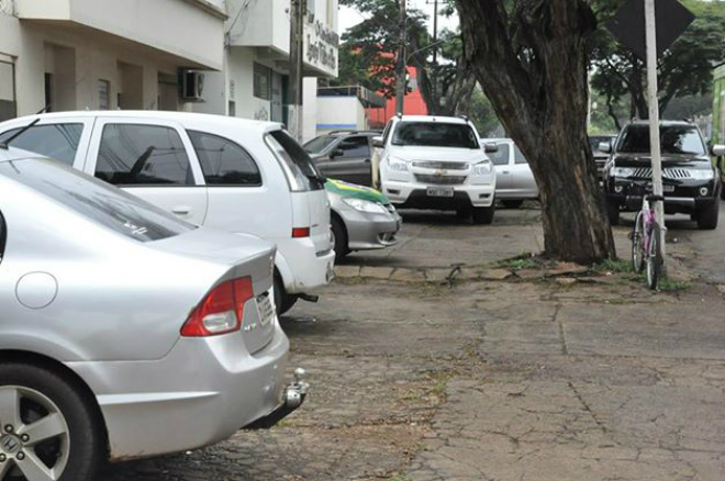 Estacionar em passeio público é uma infração grave, com multa prevista de R$127 e perda de 5 pontos na carteira.Foto: Hedio Fazan