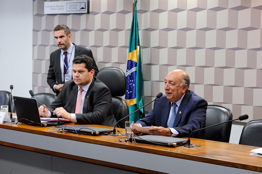 O relator, senador Pedro Chaves (dir.) previu uma mudança gradual nos concursosEdilson Rodrigues/Agência Senado