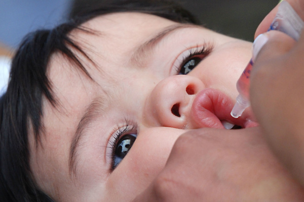 Devem tomar a vacina contra a pólio crianças entre 6 meses e 5 anos incompletos.