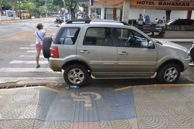 Na semana passada, condutora em Dourados estacionou veículo na faixa amarela e obstruiu passagem de cadeirante. (Foto: Hedio Fazan)