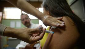 Vacinação contra HPV ajuda na prevenção do câncer de  colo  do  útero  Marcelo Camargo/Agência Brasil