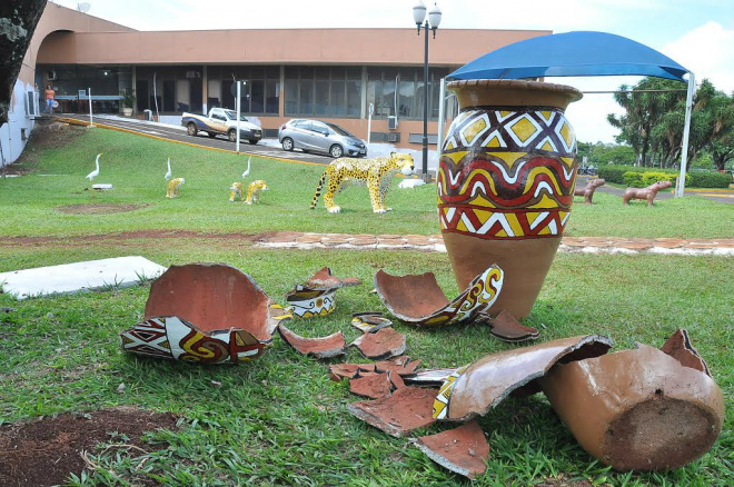 Foto: A. Frota Vasos que retratam a arte kadiwéu foram quebrados no museu a céu aberto