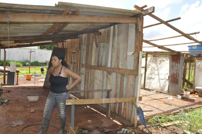 Simone observa o que restava de seu barraco antes de ser destruído na ação de reintegração de posseFoto: Hedio Fazan