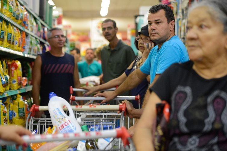 Pesquisa constatou que consumidor está menos otimista quanto aos rumos da economia (Arquivo/Tânia Rêgo/Agência Brasil)