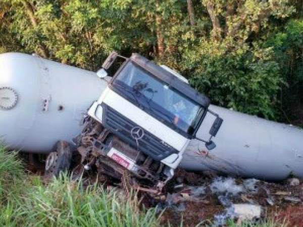 Ao passar por buraco, motorista perde controle e caminhão tomba (Foto: Reprodução/Edição de Notícias)