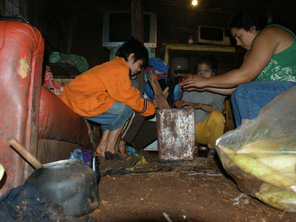 Mãe corre riscos ao tentar aquecer a família com fogo em lata  dentro de casa. Fotos: Hédio Fazan 