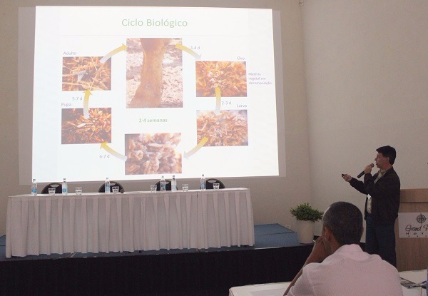 Pesquisador Thadeu Barros fala sobre controle químico da mosca-dos-estábulos durante Workshop - Foto: Kadijah Suleiman