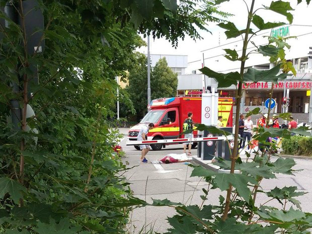 Movimentação em frente a shopping onde houve tiroteio em Munique (Foto: Reprodução/Twitter/Myyra5 )